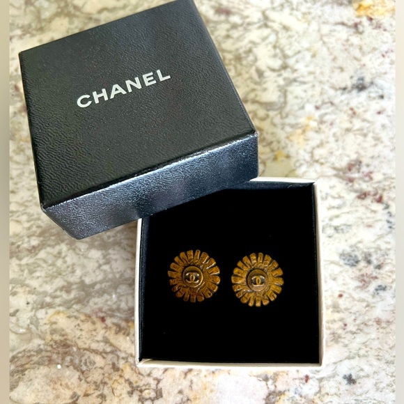 Authentic Chanel clips earrings - Picture 1 of 10